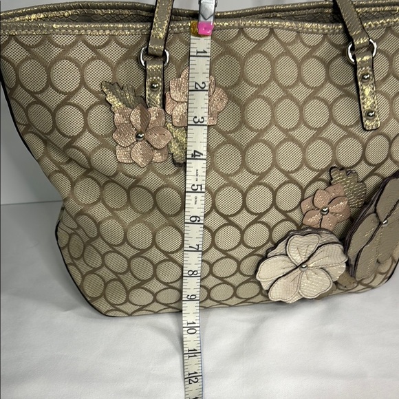 Nine West Cream and Pink Totes Elegant and Spacious - Picture 5 of 10
